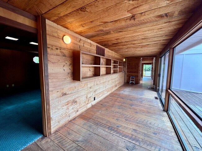 Building Photo - Large 4 bedroom 3 bathroom home in Pacific...