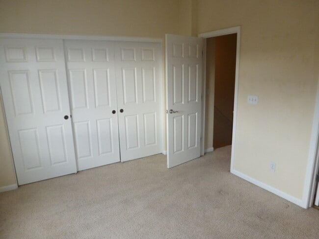 Building Photo - Two Bedroom, Two and a Half Bath Townhome ...