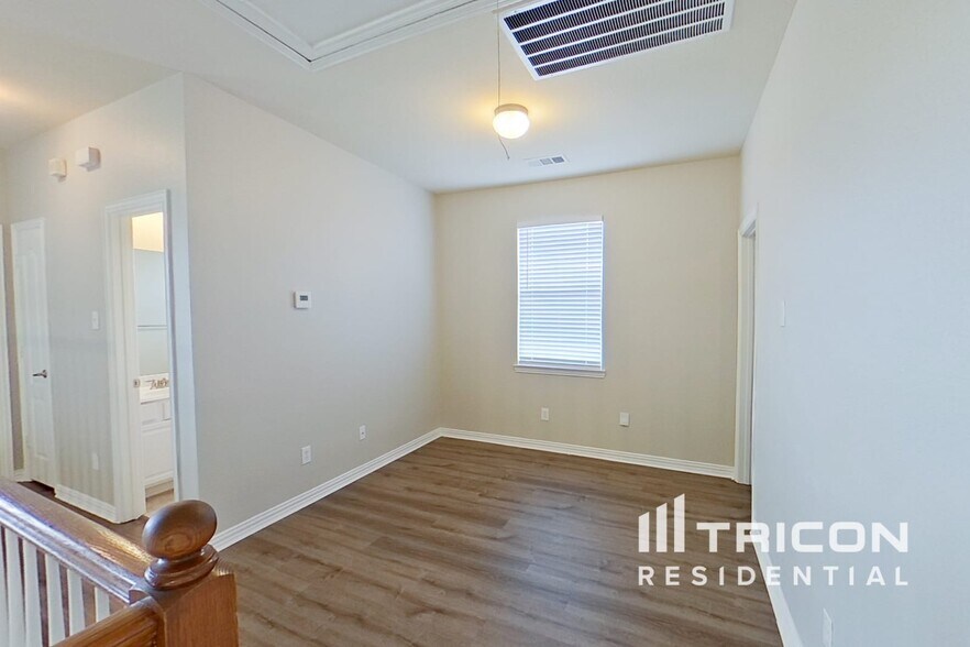 Building Photo - 15904 Alvarado Dr
