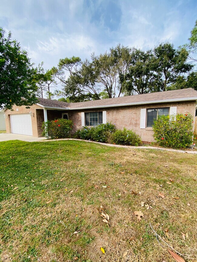 Building Photo - 1417 Dexter Dr N