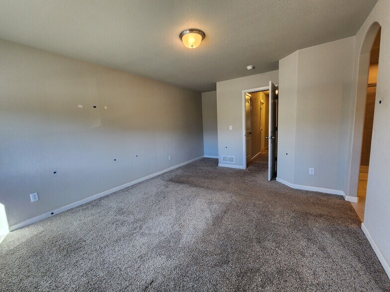 Building Photo - 2118 Birmingham Loop