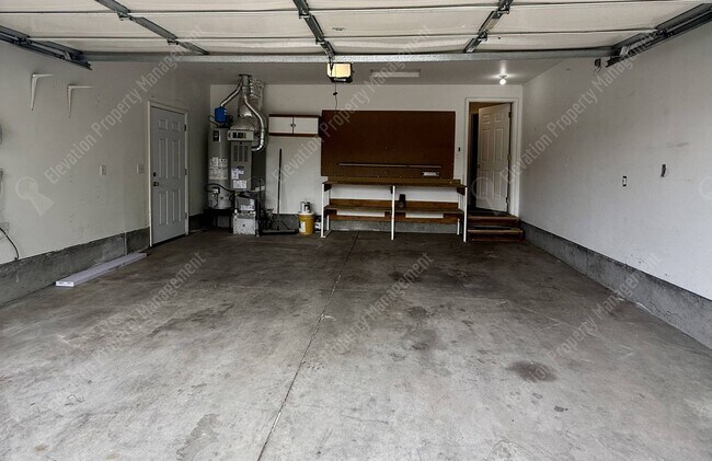 Building Photo - Single Level 3 BR in NE Bend with huge fenced yard!