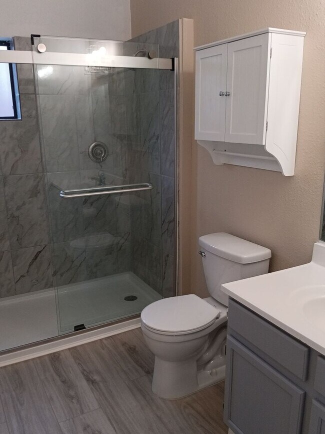 Building Photo - Charming 3-bedroom, 2-bathroom! Showings available NOW! New appliances! SPECIAL!!