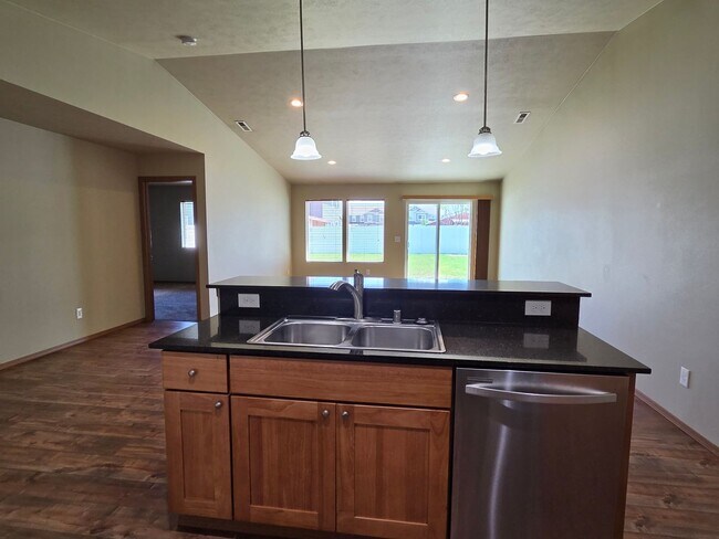 Building Photo - Tschirley  CT Duplex