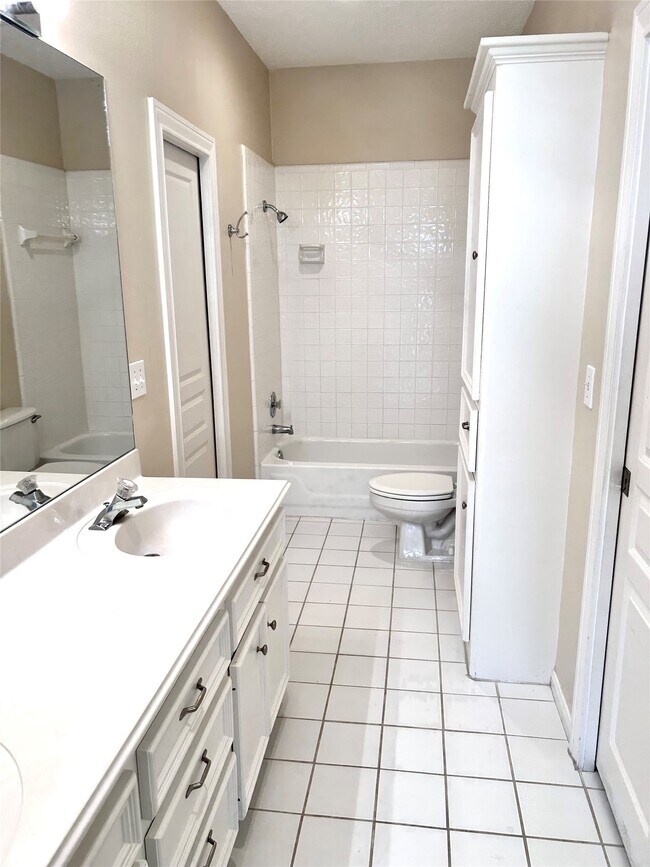 Building Photo - 807 Kipp Ave