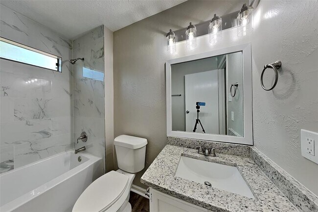 Building Photo - 2818 Silver Falls Dr