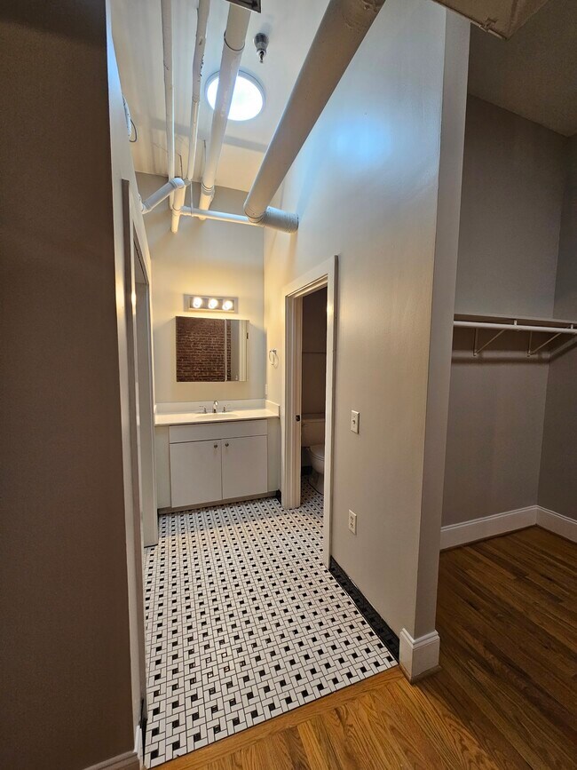 Building Photo - 1417 Market St
