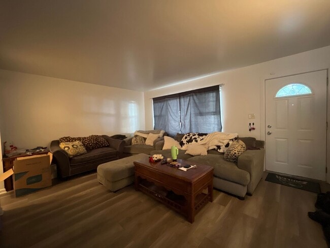 Building Photo - Beautifully updated 3-bedroom, 1.5-bath to...