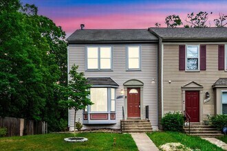 Building Photo - Charming 3-Level Townhome