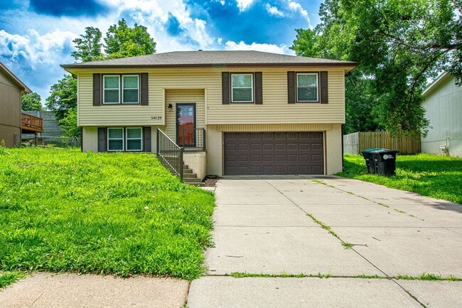 Building Photo - Split Entry 3 Bedroom / 1.5 Bath Home