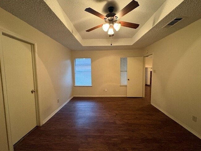 Building Photo - Charming 3 Bedroom Home!!