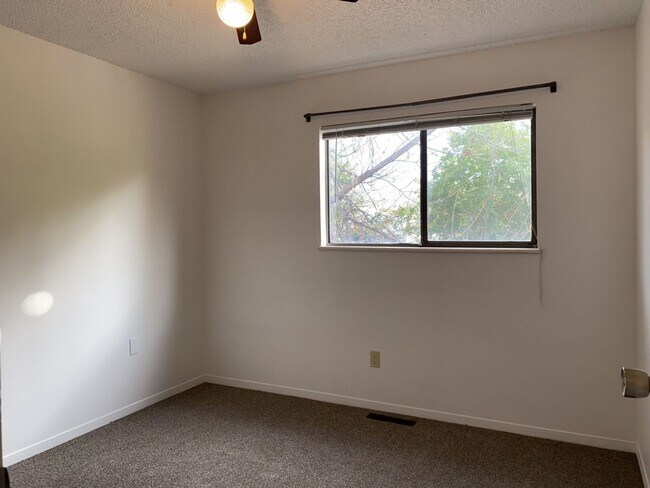 Building Photo - Start a Lease by 12/1 and Receive a $500 R...