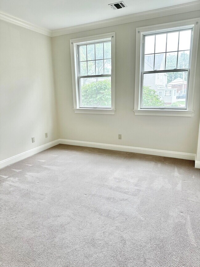 Building Photo - Madison Avenue, Park Ridge, NJ 07656 - 2 BR 2 BA condo