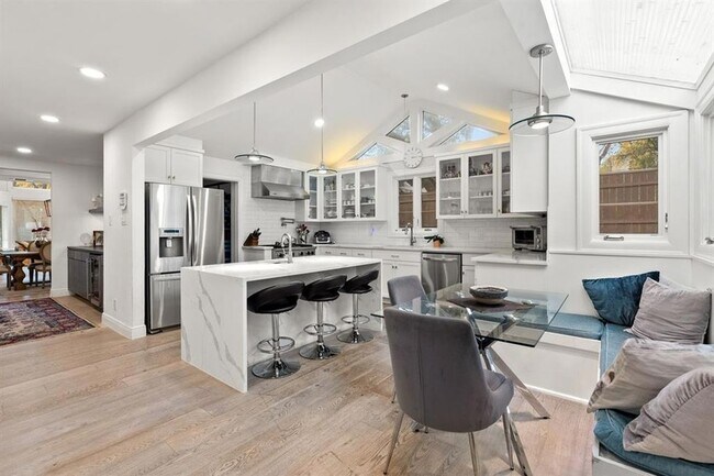 Building Photo - 1703 Meadowbrook Dr