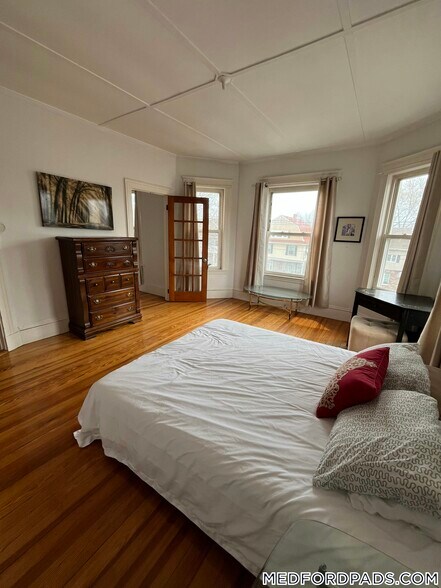 Building Photo - 124 Forest St