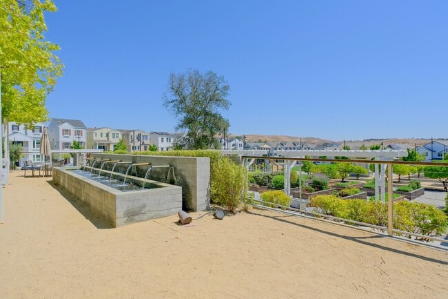 Building Photo - Beautiful end unit 4 bedroom condo in Dublin
