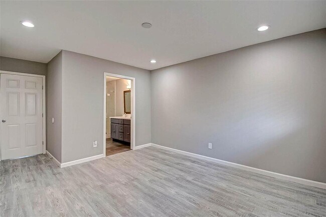 Building Photo - 1104 W Tri Oaks Ln