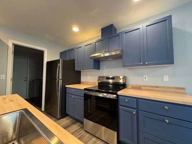 Building Photo - Modern Updated Townhome