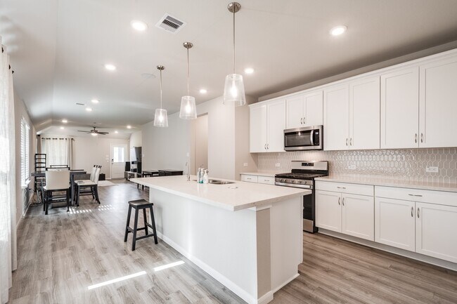 Building Photo - 5003 Bluebird Song Ln