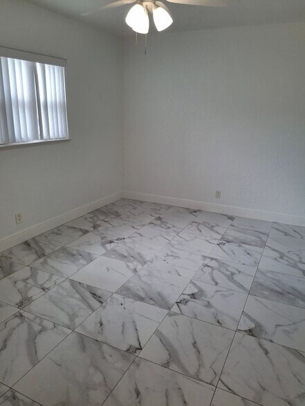 Building Photo - 5050 Bayview Dr