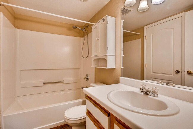 Building Photo - Heat included!  1 car garage!  Vaulted Cei...