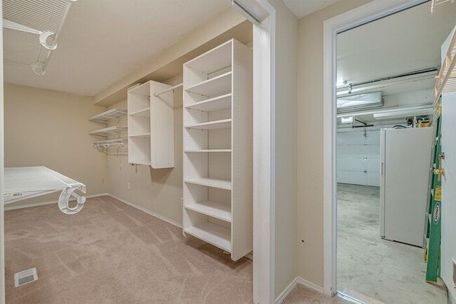 Building Photo - 4 bedroom 3 bath home in Tualatin with sep...