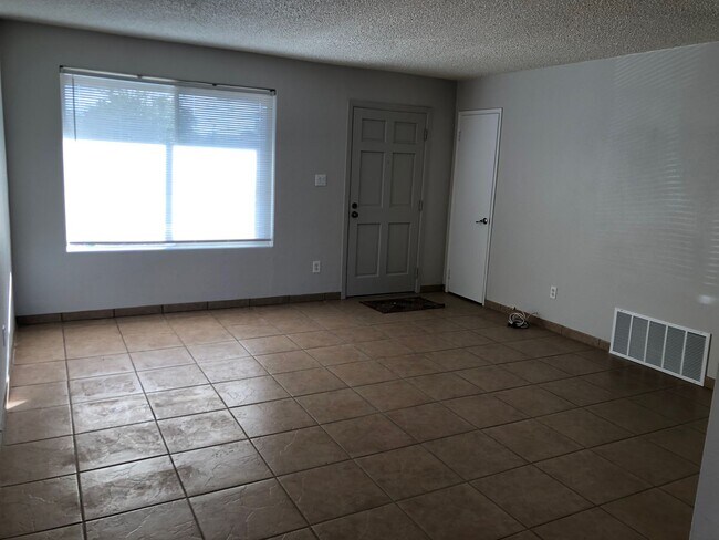 Building Photo - Adorable Home in Laverne Terrace!