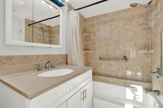 Building Photo - 5613 19th Ave S