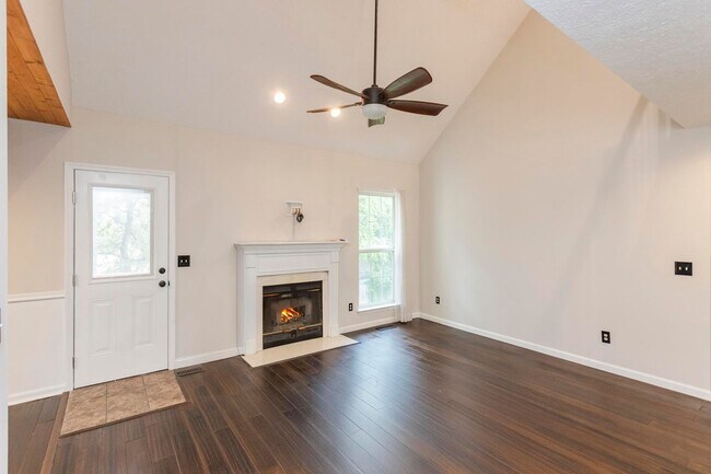 Building Photo - 105 Redbud Dr