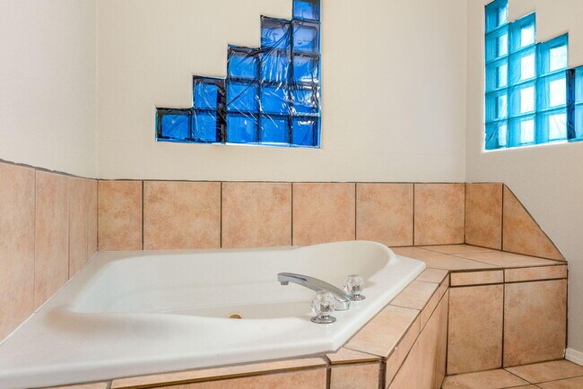 Building Photo - 1221 Paisano St NE