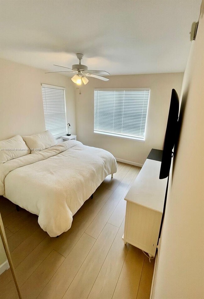Building Photo - 4202 Myrtlewood Cir E