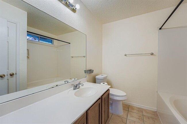 Building Photo - 1609 Honeysuckle Ln