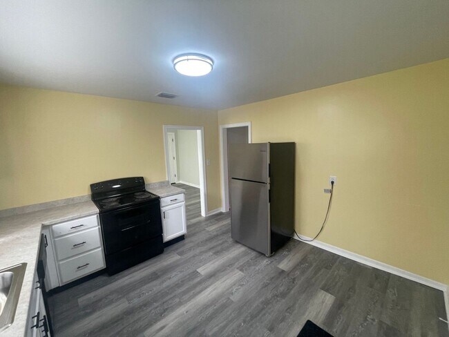 Building Photo - Spacious 2 bedroom, 1 bathroom home Availa...