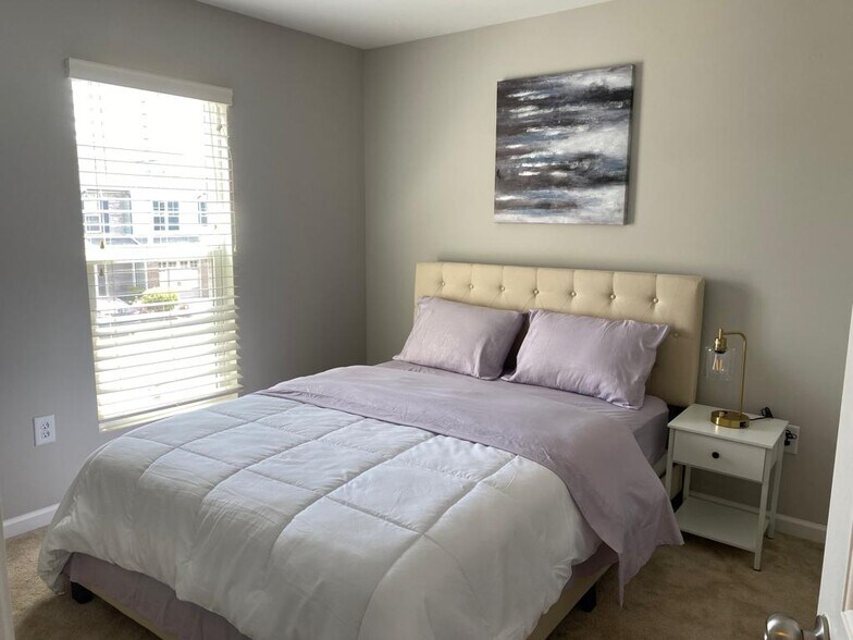 Building Photo - Room in Townhome on Kudzu St