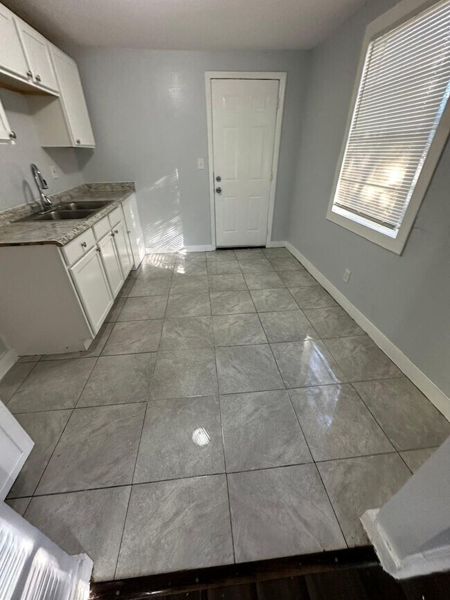 Building Photo - Fully Renovated 2/1 Single Family Available Now!