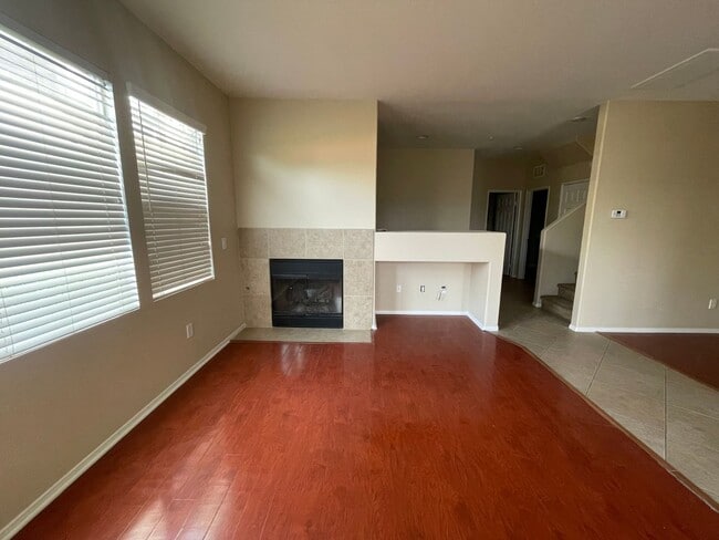 Building Photo - Three Bedroom Two Bathroom Condo in Lake E...
