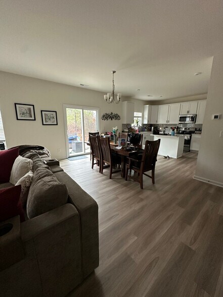 Building Photo - 423 Bassett Ln