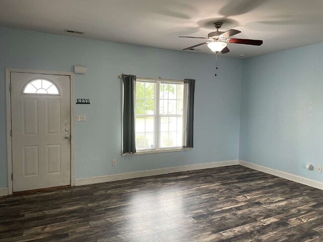 Building Photo - Pet Friendly Three Bedroom Two Full Bathro...