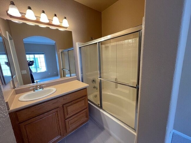 Building Photo - Move In Ready! 2 bedrooms 2.5 bath Townhom...