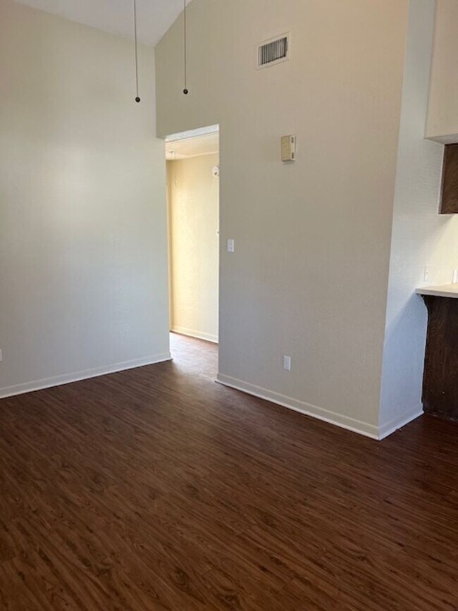 Building Photo - 1006