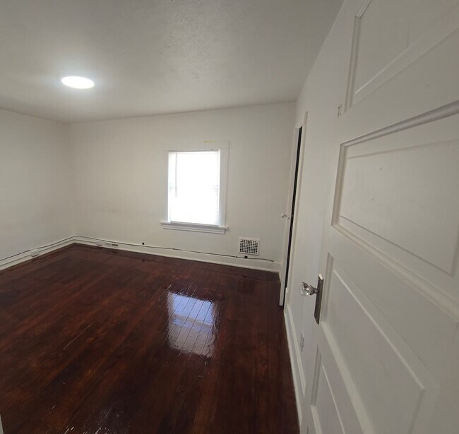 Building Photo - 540 Blaine Ave