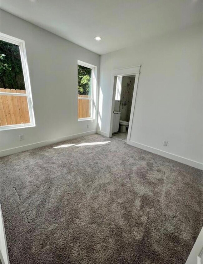 Building Photo - 505 Schweikhardt St