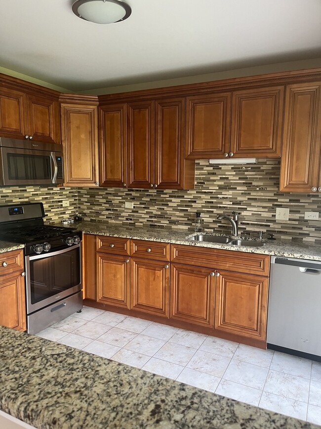 Building Photo - 1219 N Village Dr