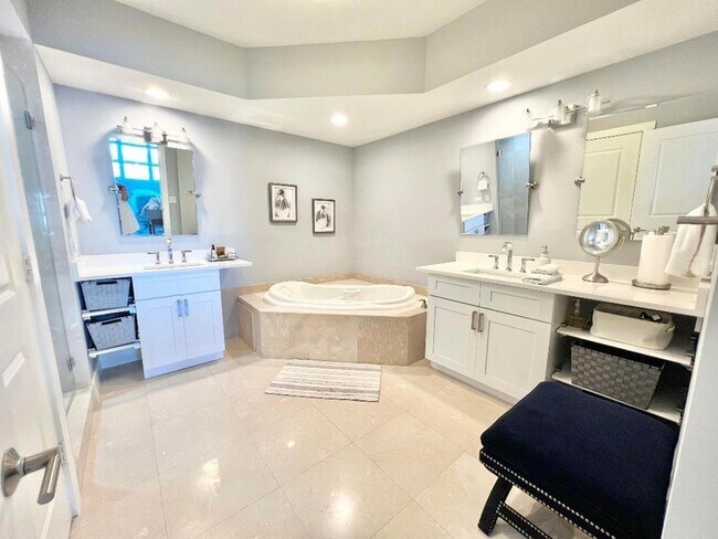 Building Photo - 2640 Lake Shore Dr