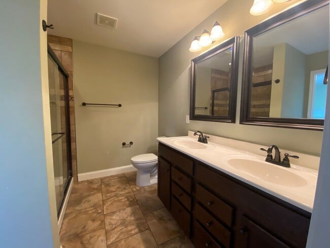 Building Photo - 3 bedroom, 3 bathroom home located in Brus...