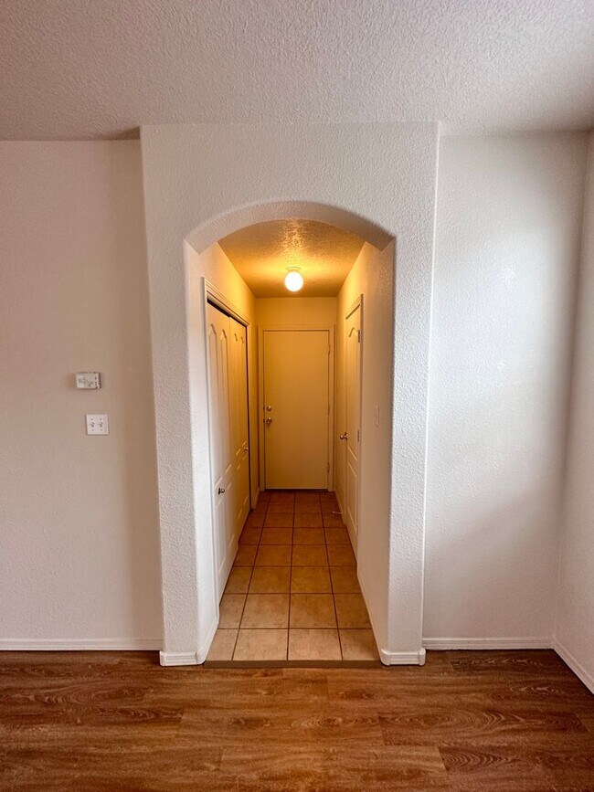 Building Photo - Stunning 2 story 2575 sq ft home- New Carpet