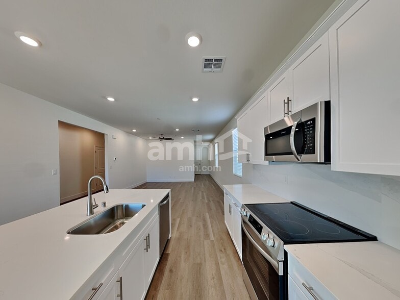 Building Photo - 826 English Primrose St