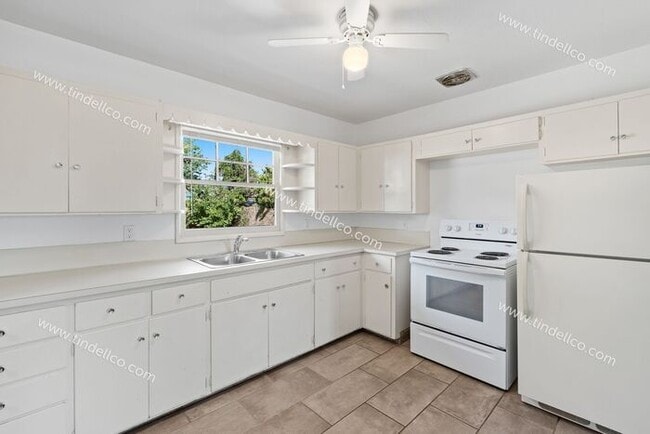 Building Photo - Charming 2-Bedroom Ranch with Garage & Fen...
