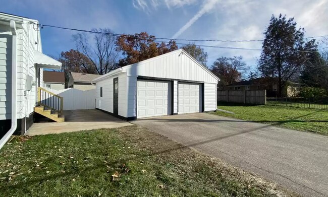 Garage - 739 Hale St