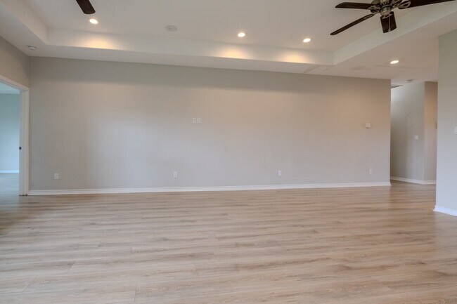 Building Photo - 2422 Cardinal Dr